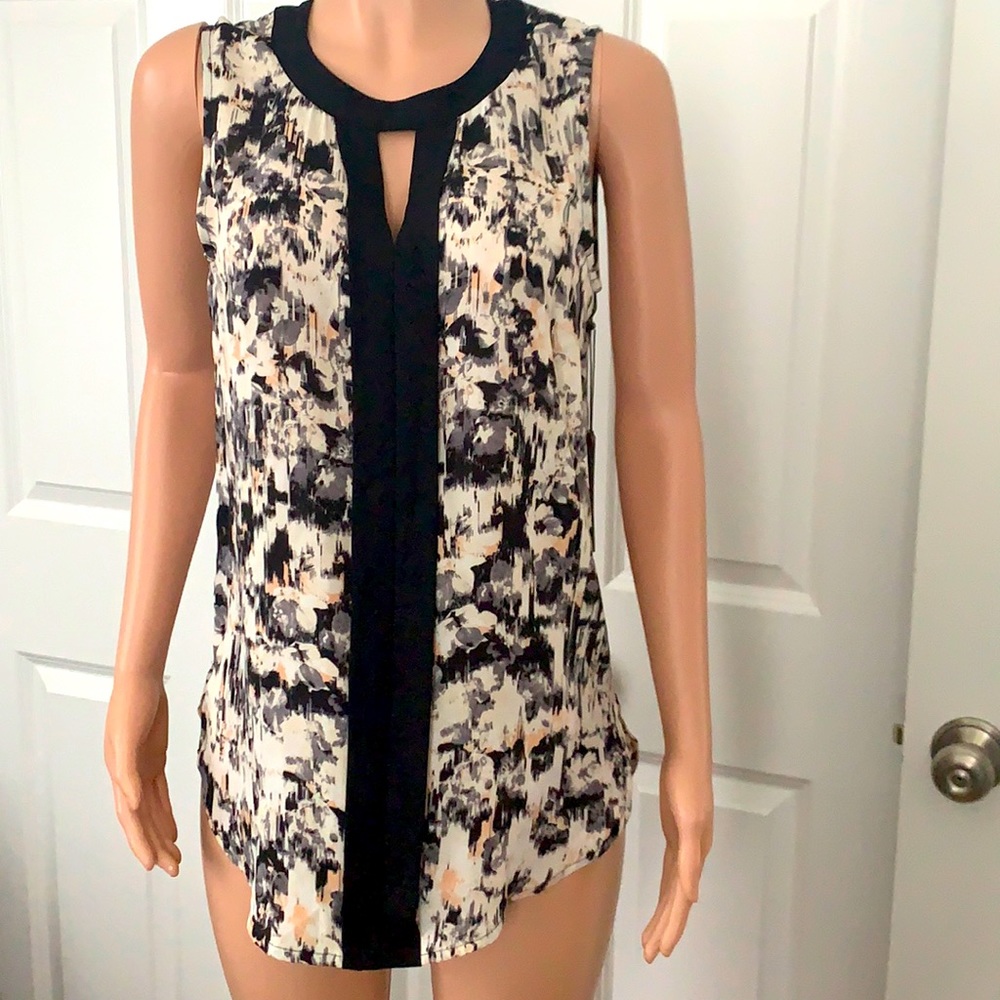 NWT Vince Camuto Long Top